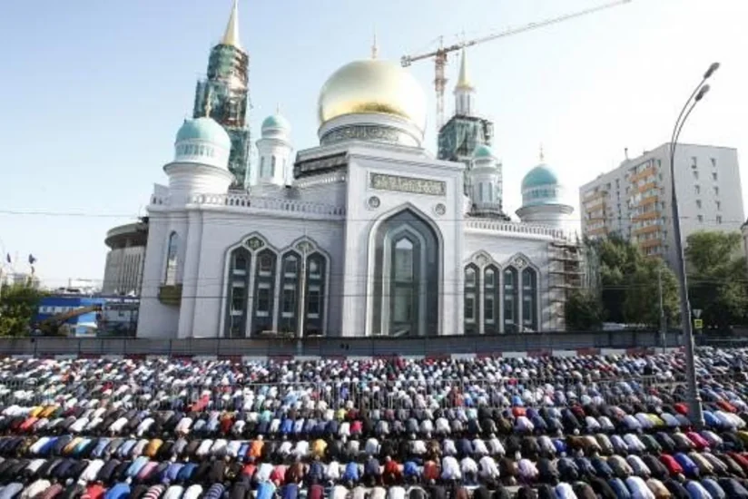 Ramazan bayramını bu gün qeyd edən ölkələrdə bayram namazı qılınıb - FOTO