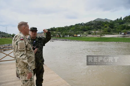 Иностранные дипломаты прогулялись по бульвару в Лачыне