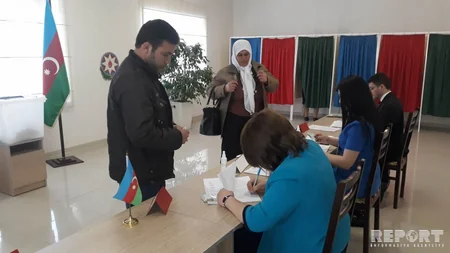 Lənkəranda seçki məntəqələrində seçici sıxlığı yaranıb - FOTO - VİDEO