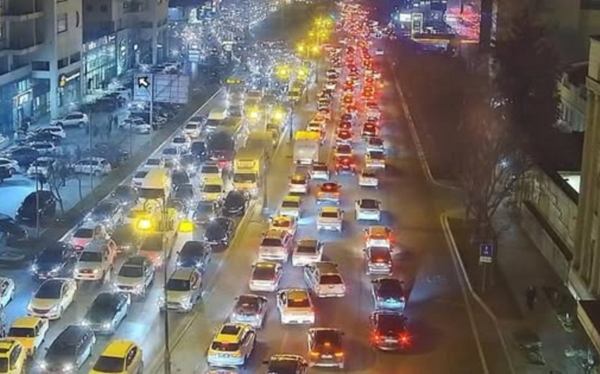 На многих дорогах Баку затруднено движение транспорта
