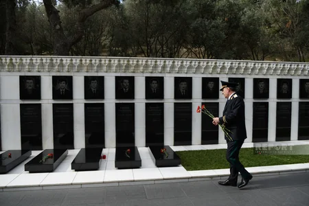 Baş Prokurorluğun əməkdaşları Ümummilli Lider Heydər Əliyevin məzarını ziyarət ediblər