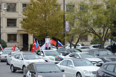 Bakıda qələbə yürüşləri keçirilir