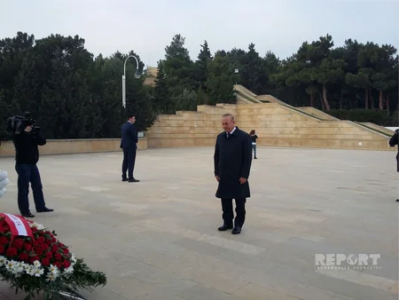 Mövlud Çavuşoğlu Fəxri xiyabanı və Şəhidlər xiyabanını ziyarət edib - FOTO