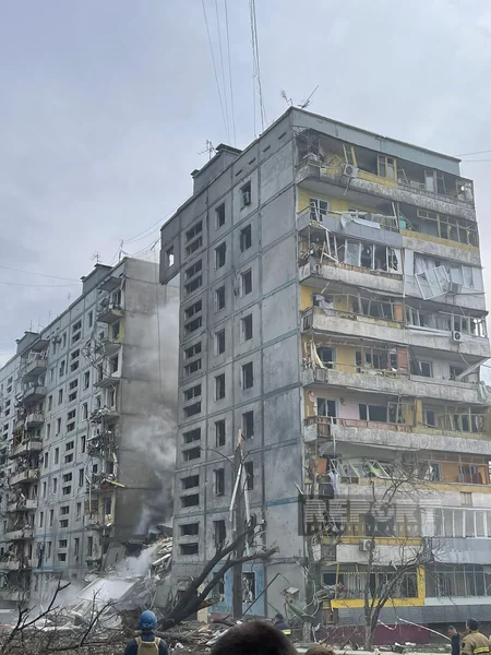 ФОТОРЕПОРТАЖ из центра Запорожья, разрушенного минувшей ночью