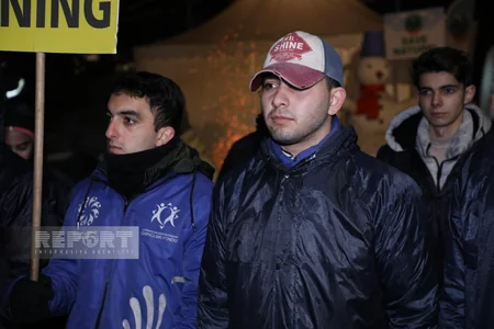 Ekofəallar etirazlarını axşam saatlarında da ruh yüksəkliyi ilə davam etdirir