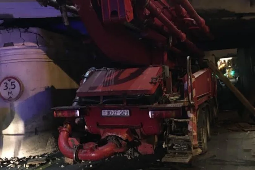 Betonvuran maşının dağıtdığı körpüdə qatarların hərəkəti dayandırılıb