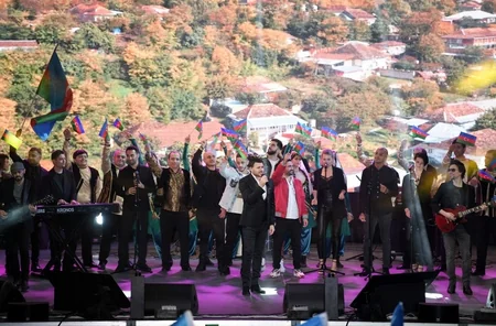 Heydər Əliyev Mərkəzinin parkında Müstəqillik Günü münasibətilə konsert olub