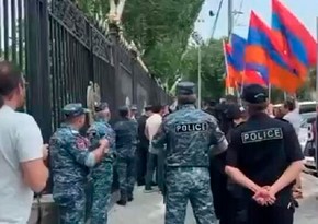  В Ереване прошла акция протеста против визита Валентины Матвиенко