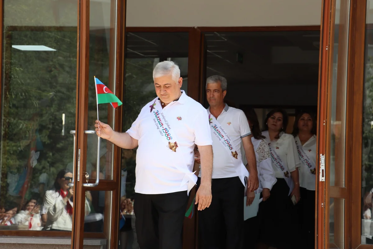 Xankəndidə 37 il əvvəl məzun olanlar üçün Son zəng mərasimi keçirilib