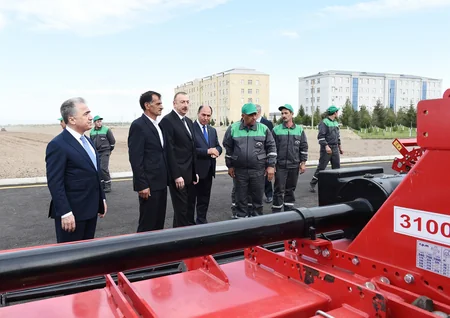 Президент Ильхам Алиев ознакомился с хлопковым полем бардинского фермера Мусы Гулиева