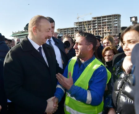 Prezident Sumqayıtın dənizkənarı bulvarında şəhərin sakinləri ilə görüşüb