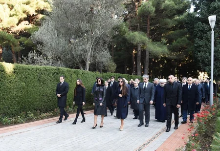 Prezident İlham Əliyev ümummilli lider Heydər Əliyevin məzarını ziyarət edib