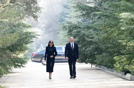 Prezident və birinci xanım Ümummilli Lider Heydər Əliyevin məzarını ziyarət ediblər