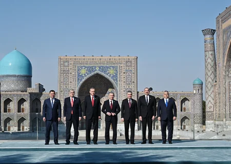 Zirvə Görüşündə iştirak edən dövlət və hökumət başçıları Səmərqəndin Registan meydanında ağac əkiblər - YENİLƏNİB