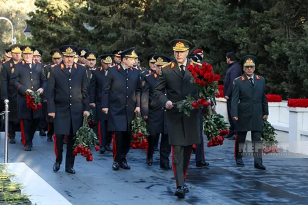 Daxili İşlər Nazirliyinin rəhbər heyəti Şəhidlər xiyabanını ziyarət edib