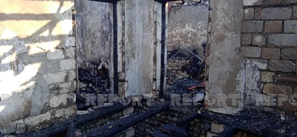 В Евлахе частный дом сгорел дотла