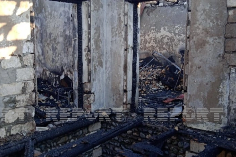 В Евлахе частный дом сгорел дотла