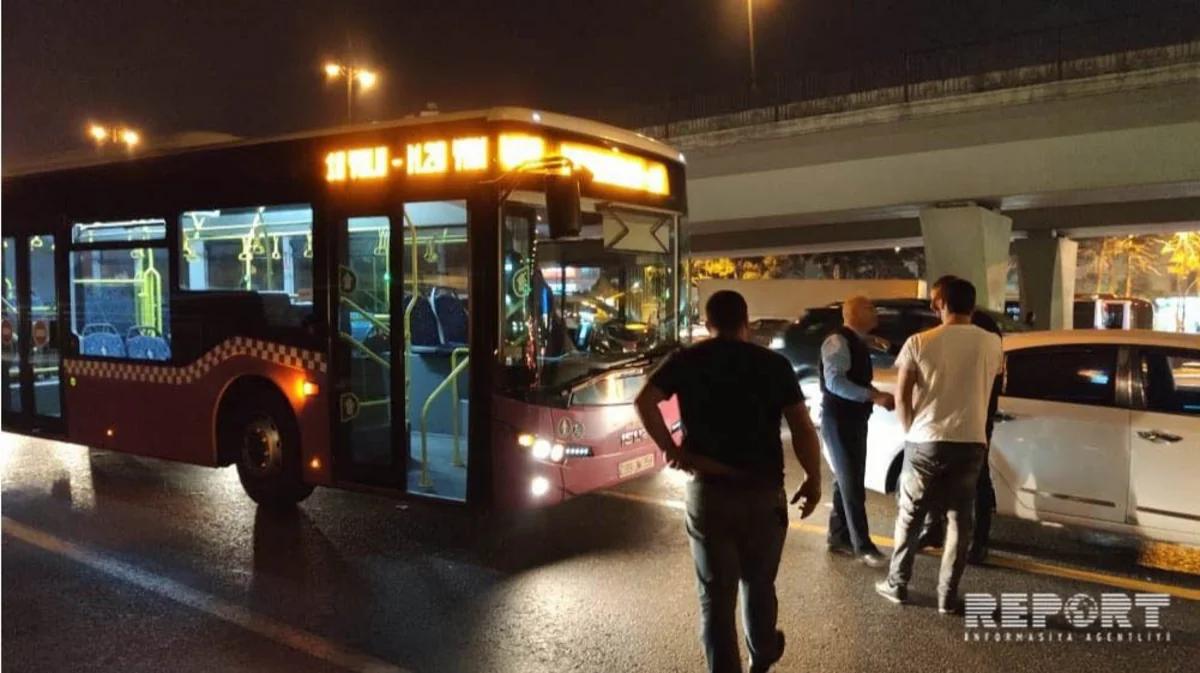 Bakıda sərnişin avtobusu minik avtomobili ilə toqquşub - FOTO