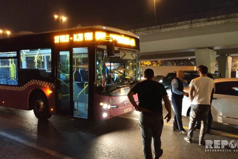 Bakıda sərnişin avtobusu minik avtomobili ilə toqquşub - FOTO