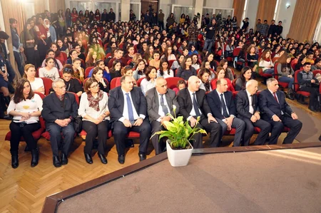 ​Yazıçı Çingiz Abdullayev ADU tələbələri ilə görüşüb