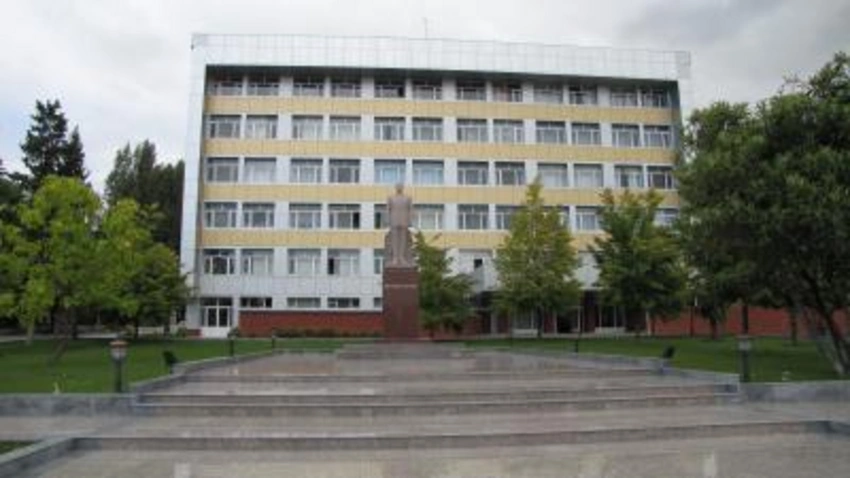 ​Zəlzələ nəticəsində İcra Hakimiyyətinin inzibati binasında çatlar əmələ gəlib