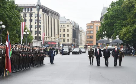 Prezident İlham Əliyev Riqada “Azadlıq” abidəsini ziyarət edib