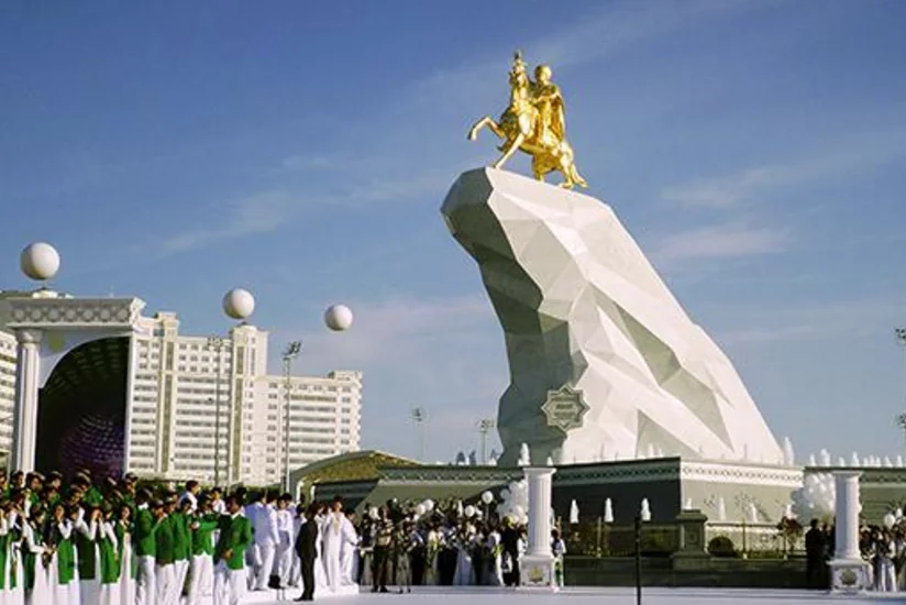 ​В Ашхабаде установили позолоченную статую президента - ФОТО