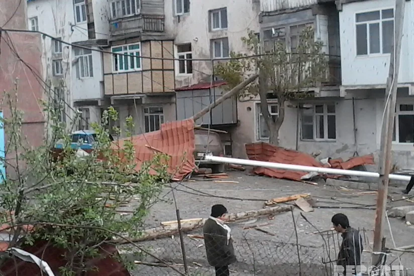Daşkəsəndə güclü külək evlərin dam örtüyünü uçurub, elektrik xətlərini sıradan çıxarıb - FOTO