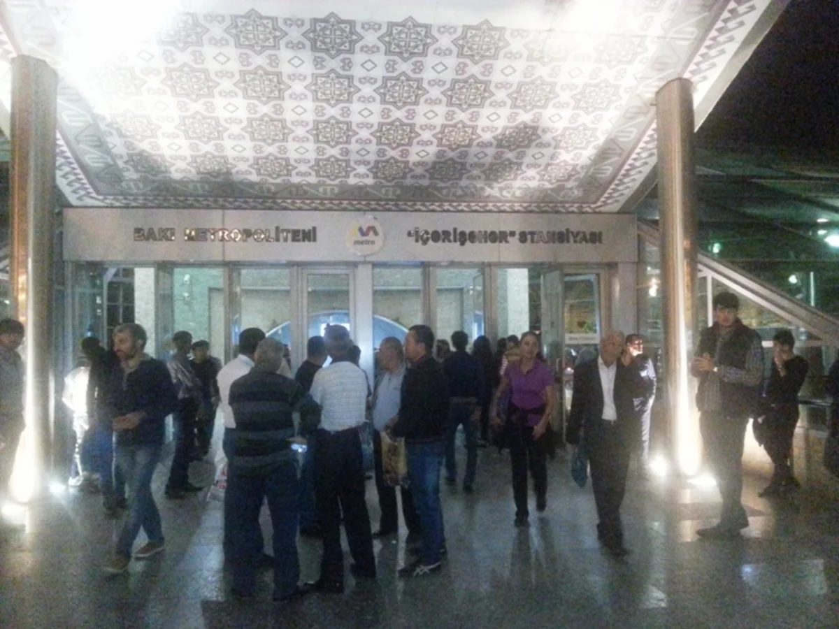 Metronun İçərişəhər stansiyasında qatarda nasazlıq yaranıb  - FOTO