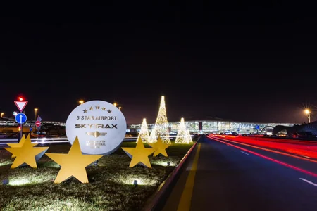 Bakı aeroportu Yeni il ab-havası bəxş edir