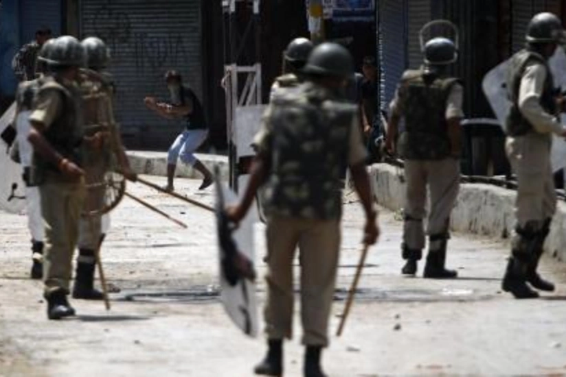 Suicide bomber kills five in northwestern Pakistan