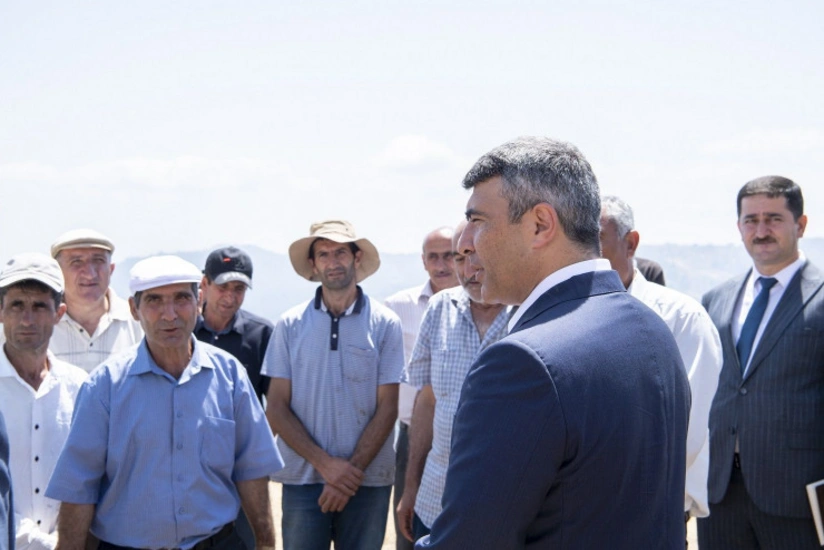 İnam Kərimov Lerikin dağ kəndində taxıl biçinində iştirak edib