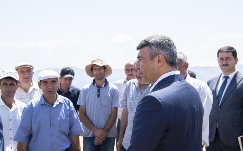 İnam Kərimov Lerikin dağ kəndində taxıl biçinində iştirak edib