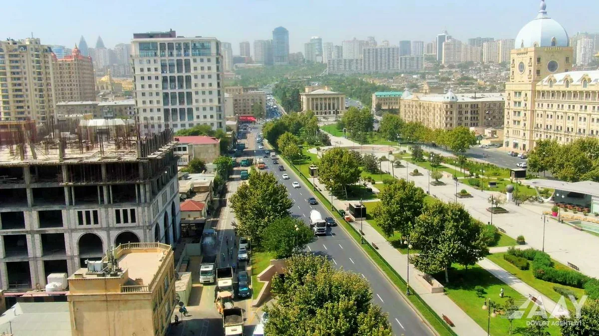 Bakının Mirzəağa Əliyev küçəsində təmir işləri aparılır