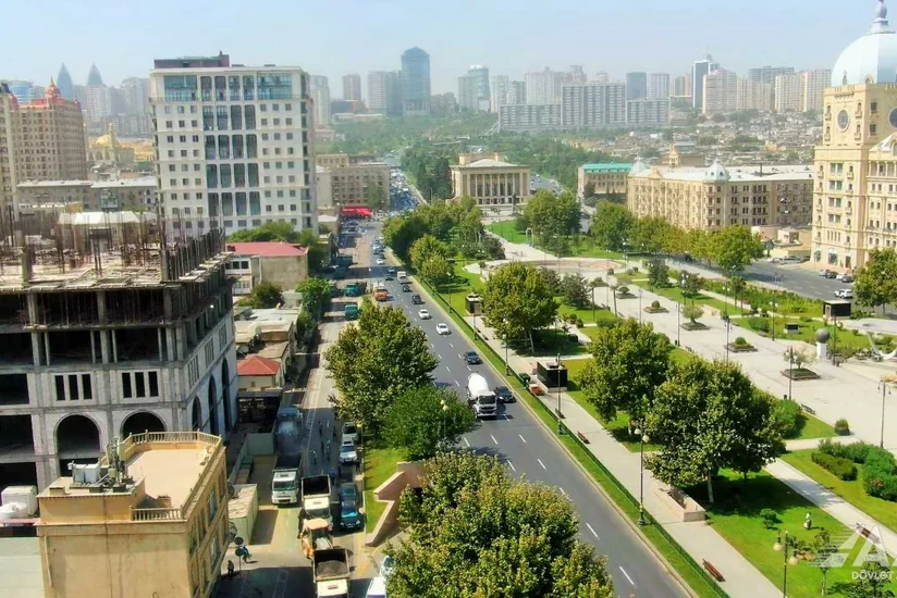 Bakının Mirzəağa Əliyev küçəsində təmir işləri aparılır