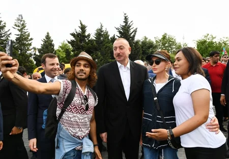 Prezident İlham Əliyev Dənizkənarı Milli Parkda gəzintiyə çıxıb - FOTO