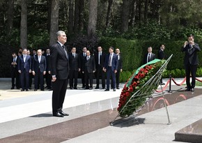 Qurbanqulu Berdiməhəmmədov Fəxri xiyabanda Ulu Öndər Heydər Əliyevin məzarını ziyarət edib