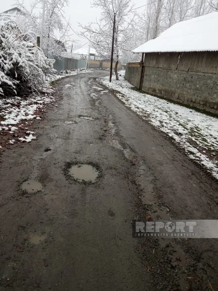 Oğuzda kənd yolu bərbad vəziyyətə düşüb: sakinlərin gediş-gəlişi çətinləşib