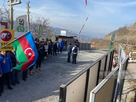Группа иностранных журналистов находится на дороге Ханкенди-Лачын