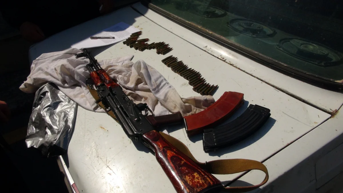 Balakəndə üzərində “Kalaşnikov” gəzdirən, torpağın altında narkotik gizlədənlər ifşa ediliblər