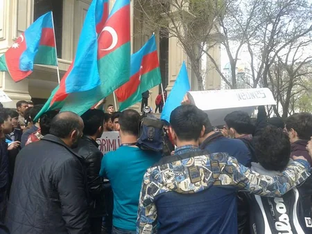Əli Kərimlinin yaşadığı binanın qarşısında daha bir aksiya keçirilib - FOTO