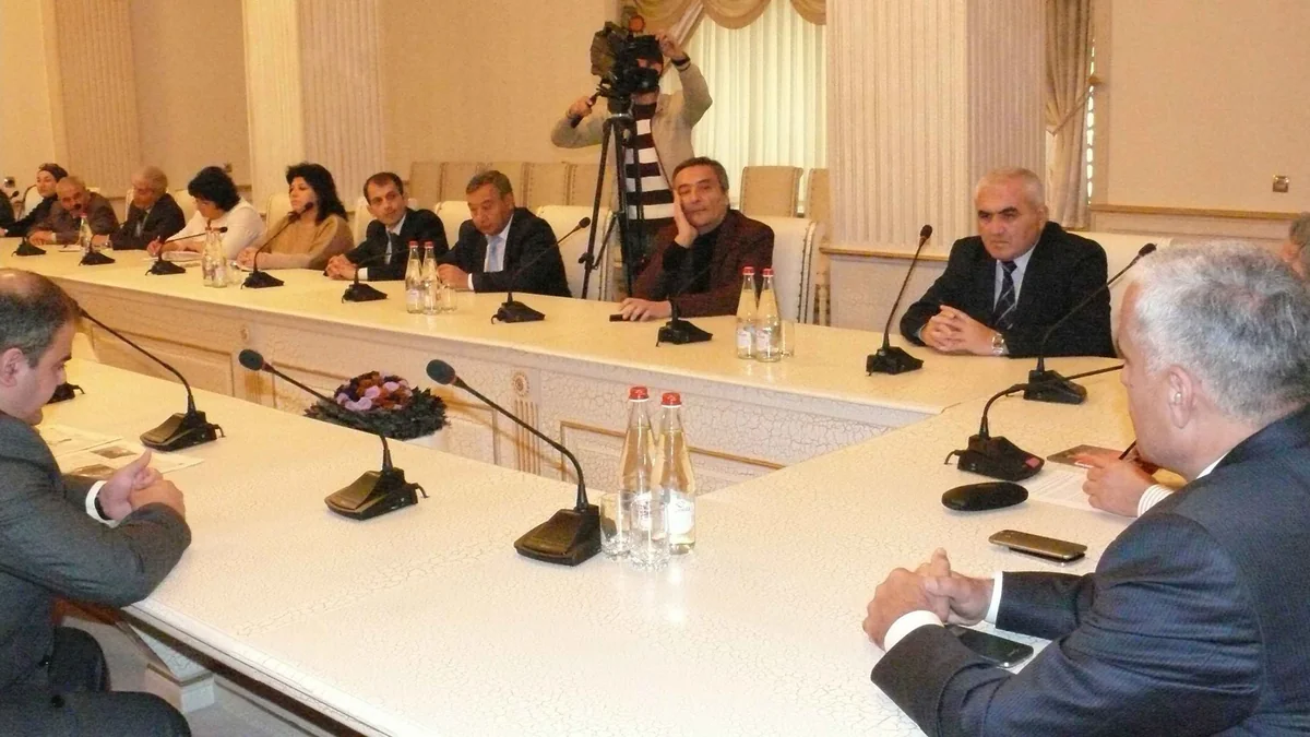 Gəncədə Mətbuatda Azərbaycan ədəbi dilinin qorunması: problemlər və perspektivlər mövzusunda dəyirmi masa keçirilib