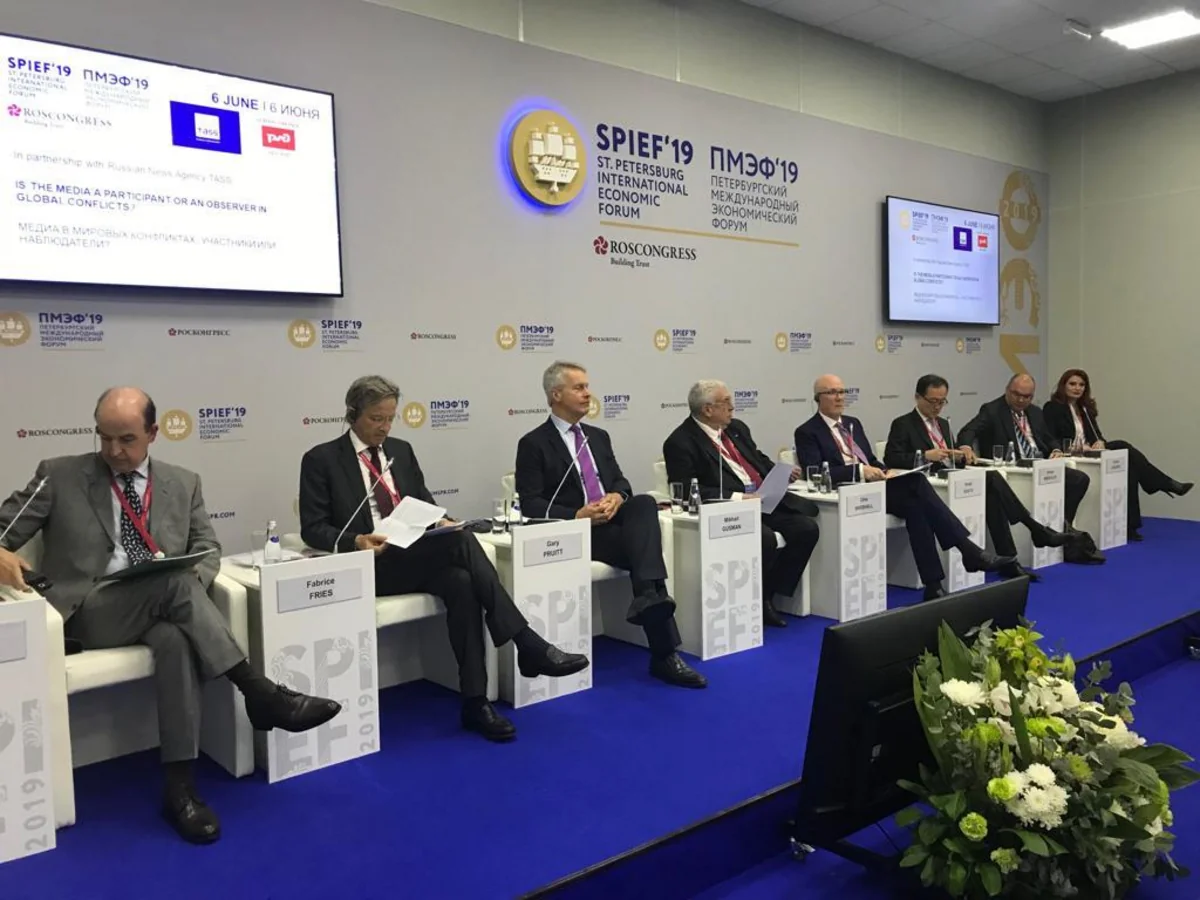 Peterburqda “Media dünya münaqişələrində: iştirakçı və ya müşahidəçi?” mövzusunda panel sessiya keçirilib