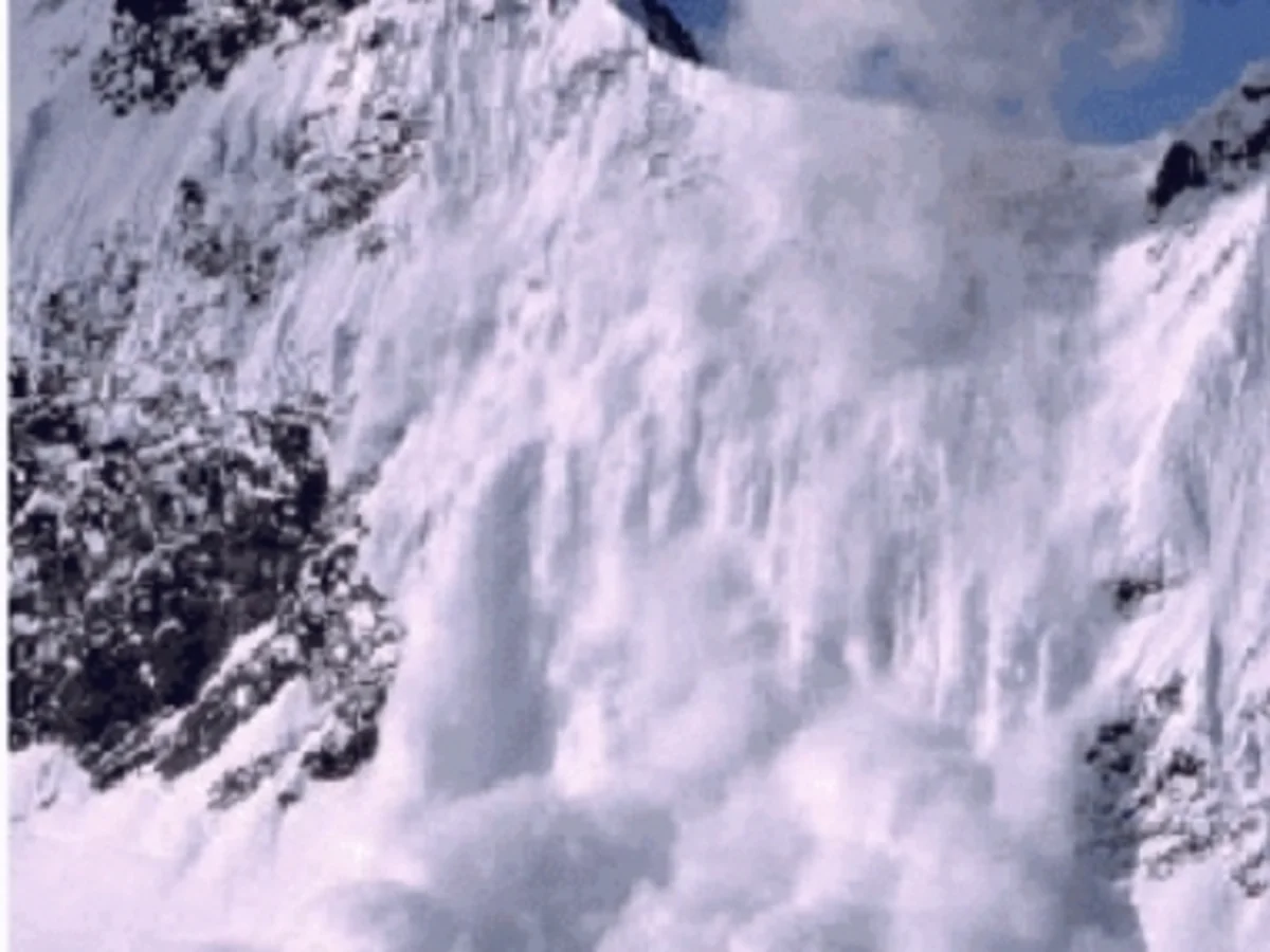 ​Everestdə qar uçqunu nəticəsində 65 alpinist həlak olub
