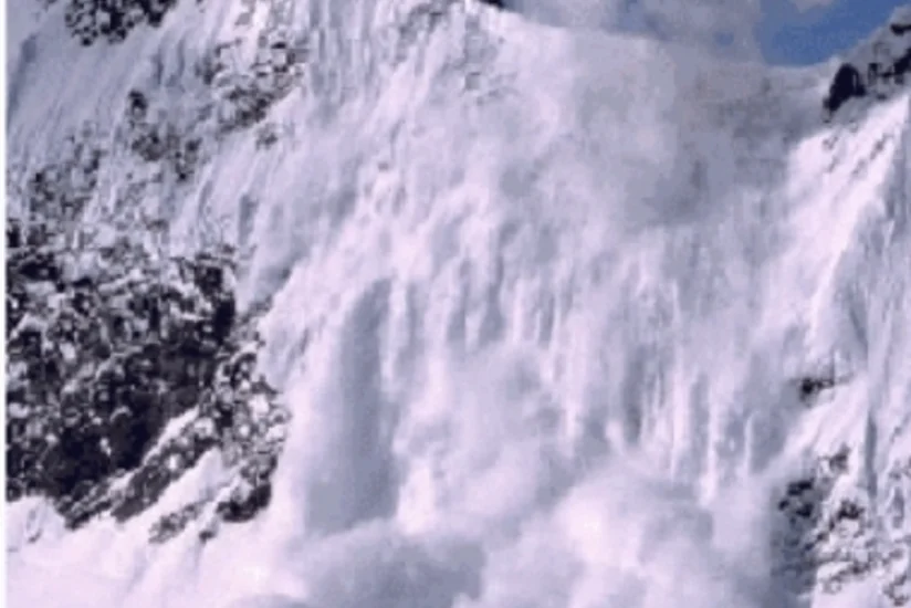 ​Everestdə qar uçqunu nəticəsində 65 alpinist həlak olub