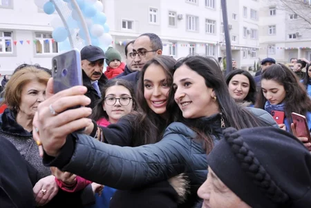 Leyla Əliyeva Səbail rayonunda abadlaşdırılan həyətin açılışında iştirak edib