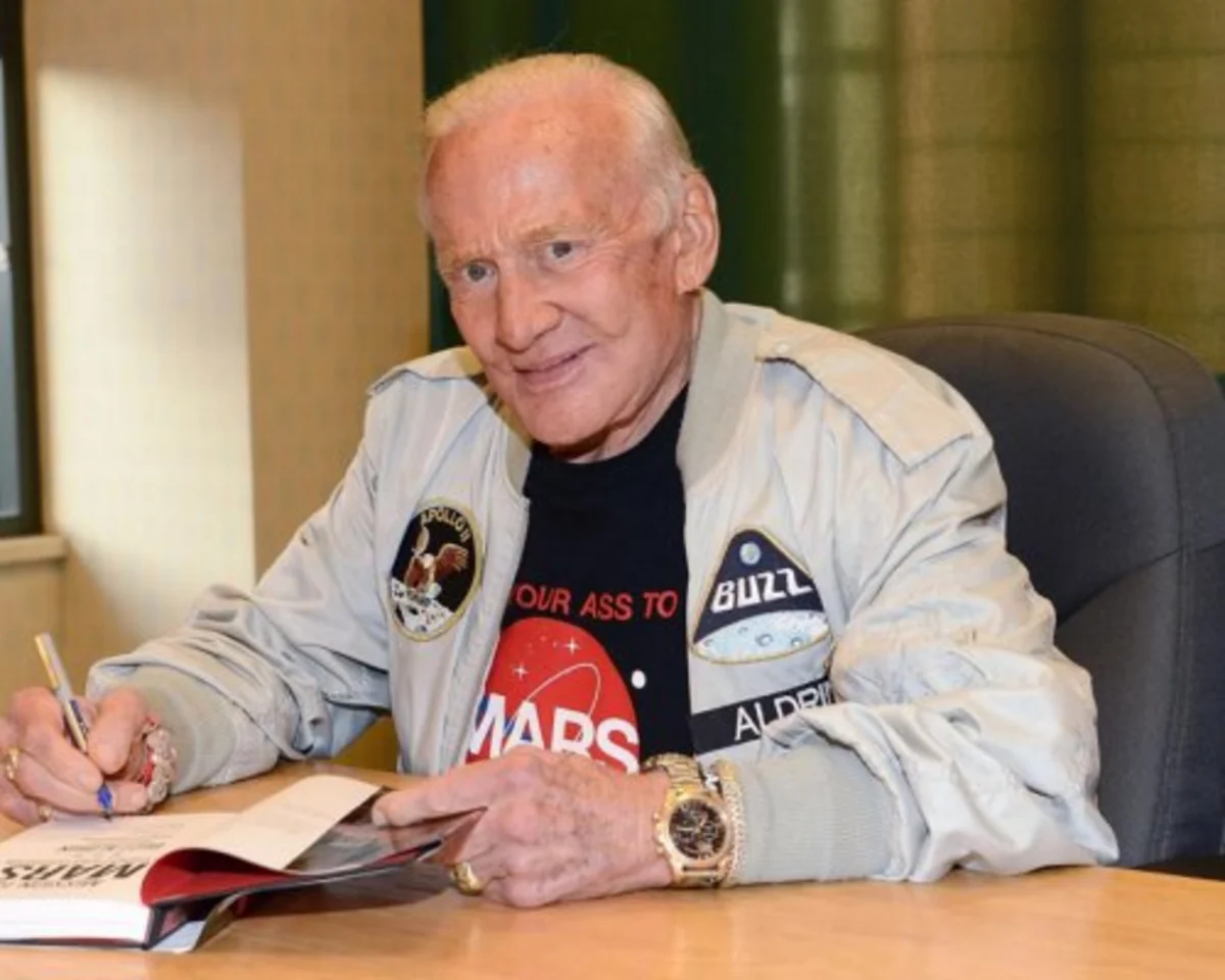 Астронавт, побывавший на Луне, в 86 лет решил отдохнуть в Антарктиде