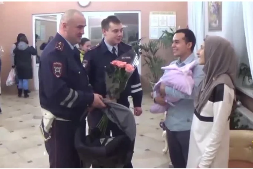 В Москве женщина родила в машине сотрудников ГИБДД - ФОТО