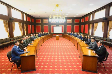 Naxçıvanda şəhidlərin orden və medalları ailə üzvlərinə təqdim edilib