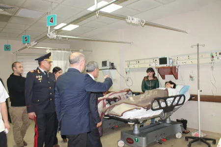 Azərbaycanın hökumət rəsmiləri İğdırdakı qəzada yaralanan ölkə vətəndaşlarını ziyarət ediblər